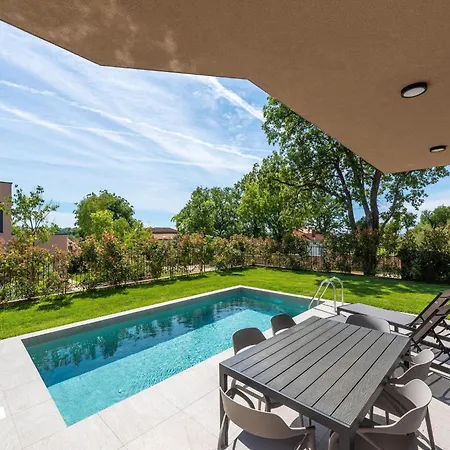 Luxury With Terrace And Private Pool Brtonigla